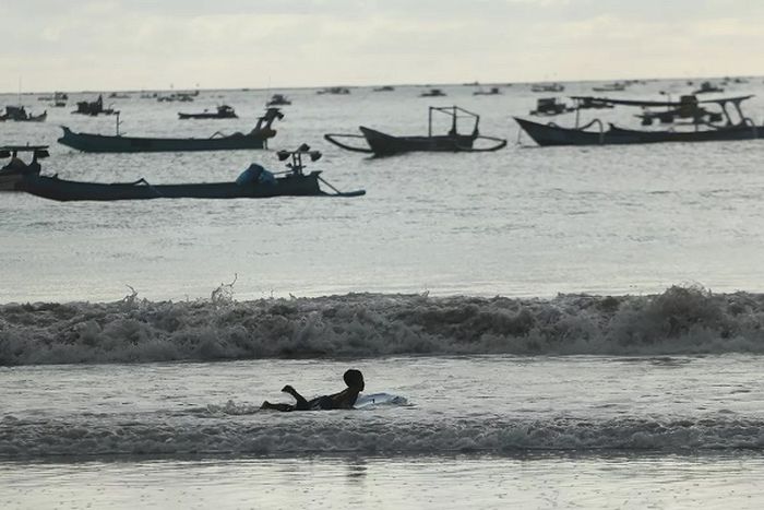 Pemandangan Pantai Mawun yang kerap jadi lokasi belajar surfing.