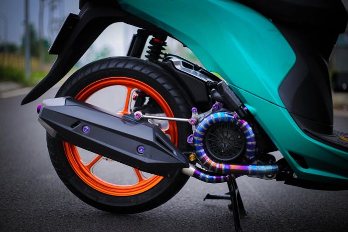 Sektor mesin diberi knalpot berleher titanium dan silencer Honda Vario