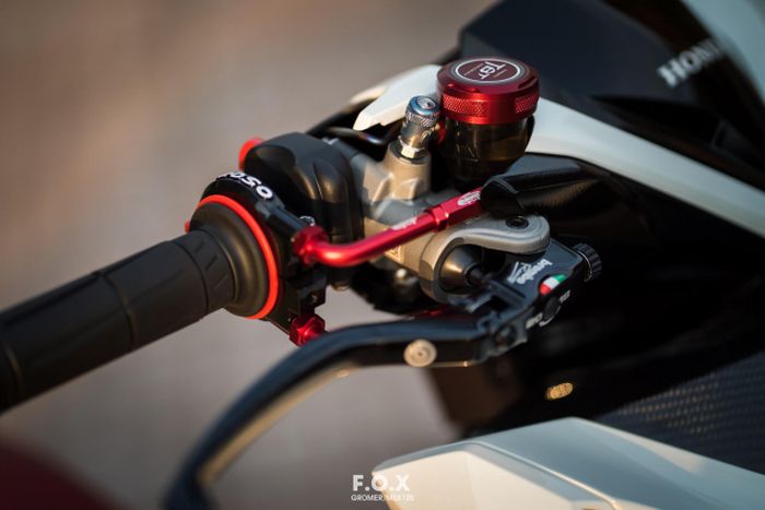 Master rem pakai Brembo dan disandingkan dengan gas spontan Koso