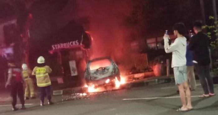 Kondisi Honda Jazz terbakar di Jl Pakubowono Raya, Kebayoran Baru, Jakarta Selatan