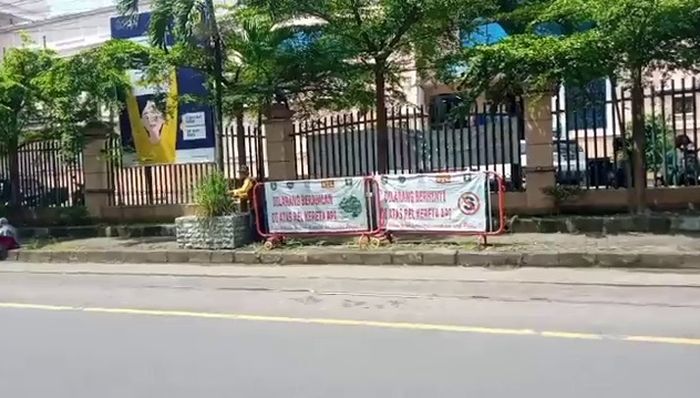 Salah satu rambu pengingat untuk tidak berhenti di atas rel yang ada di Jalan Mayor Sunaryo, Kota Surakarta.