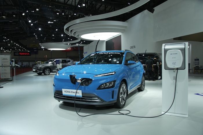 Pengembangan e-Fuel Hyundai beriringan dengan transisi ke mobil listrik baterai dan fuel cell hidrogen. Ilustrasi: Hyundai Kona Electric di JAW 2022.