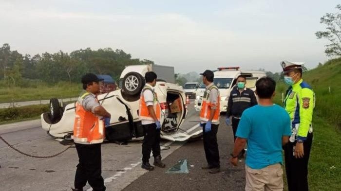 Kondisi Daihatsu Xenia terbalik usai tabrak truk dan tersangkut lalu terseret 100 meter di ruas tol Cipali KM 91