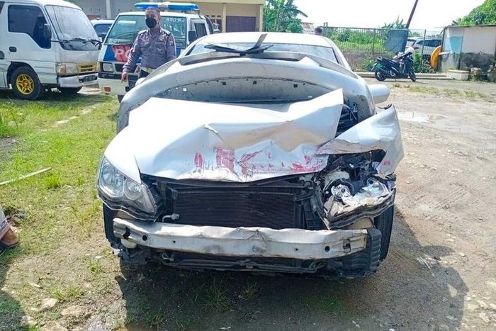 Kondisi salah satu mobil yang terlibat dalam kecelakaan beruntun di Bangkalan