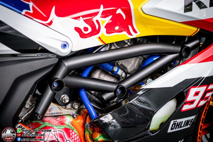 Ada aksesori rangka palsu untuk memberi kesan kekar