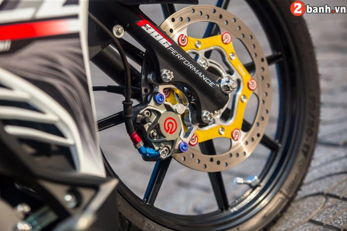 Kaki depannya mendapat pelek RCB dan pengereman Brembo