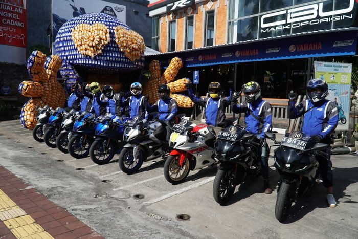 Rombongan bLU cRU Fun Riding &ldquo;Road to Mandalika&rdquo; etape terakhir start dari Yamaha Flagship Shop Denpasar