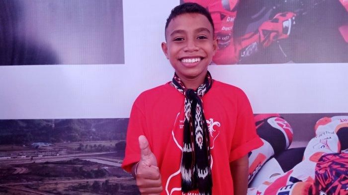 Senyum lebar komentator cilik MotoGP Dady di Media Center Indonesia MotoGP Mandalika 2022 di Sirkuit Mandalika, Sabtu 19 Maret 2022.