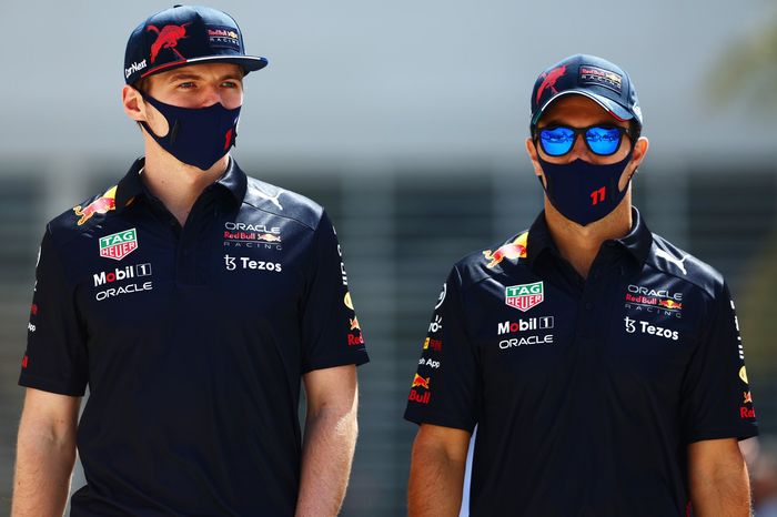 Duo Red Bull Racing Max Verstappen (kiri) dan Sergio Perez (kanan) sukses masuk 3 besar driver tercepat pada FP3 F1 Bahrain 2022