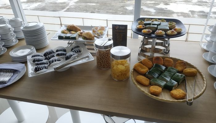 Ada cemilan, minuman dan makan siang yang bisa dinikmati tanpa harus membayar lagi