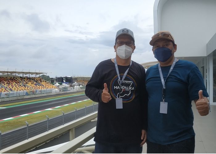 Chairul Pane (kiri) dan rekannya (kanan) warga Medan yang beli tiket Deluxe VIP agar nyaman saat menonton MotoGP Mandalika