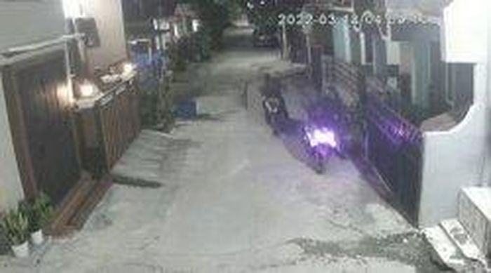 Dua anggota komplotan maling motor tertangkap kamera CCTV mendorong motor hasil curian milik warga di Perumahan Alamanda, Tambun Utara, Kabupaten Bekasi, pada Jumat (18/3/2022) subuh.