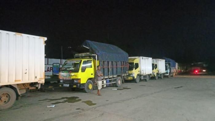 Antrean mobil yang hendak mengisi bahan bakar solar di SPBU Jalan Soekarno Hatta, yang kini mulai langka Jumat (18/3/2022).  