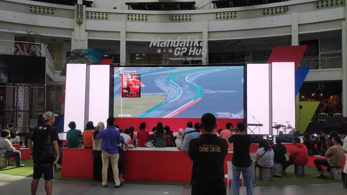 Penonton padati Mandalika GP Hub di Epicentrum Walk Mall, kuningan