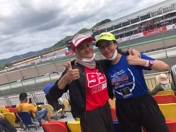 Yundira (kiri) dan Putri, penonton MotoGP Indonesia 2022 asal Jakarta
