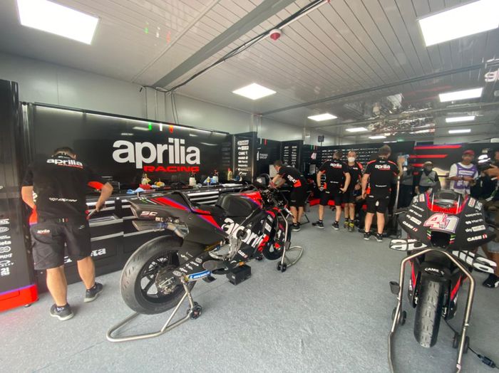 Pit box tim Aprilia Racing di MotoGP Mandalika