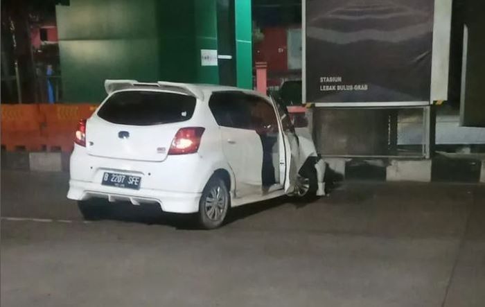 Posisi Datsun Go Panca usai tabrak tiang beton MRT di jalan Lebak Bulus Raya, Kebayoran Lama, Jakarta Selatan