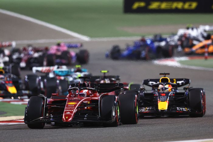 Pertarungan intens antara Charles Leclerc dengan Max Verstappen di F1 Bahrain 2022