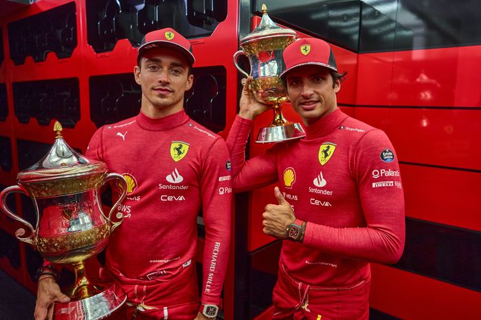 Charles Leclerc (kiri) dan Carlos Sainz (kanan) berhasil amankan podium 1 dan 2 di F1 Bahrain 2022