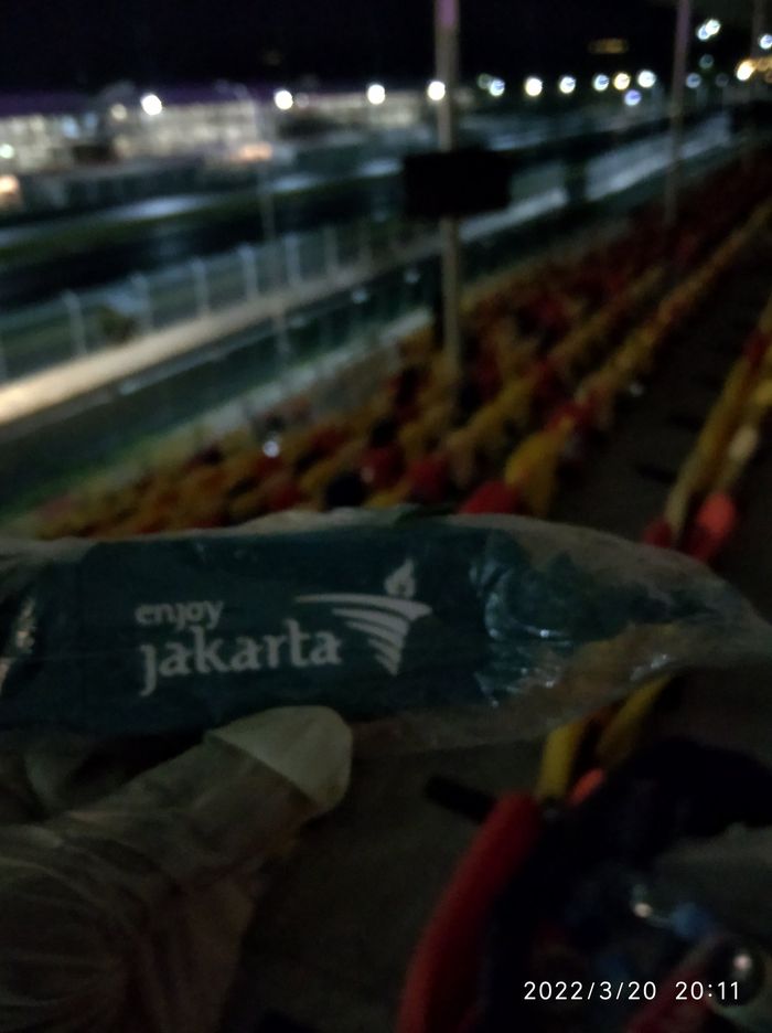 Banyak sampah dan kotoran di tribun Sirkuit Mandalika usai gelaran MotoGP Indonesia 2022