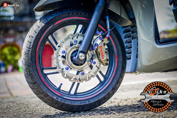 Kaki depan mendapatkan kaliper Brembo dan cakram Malossi