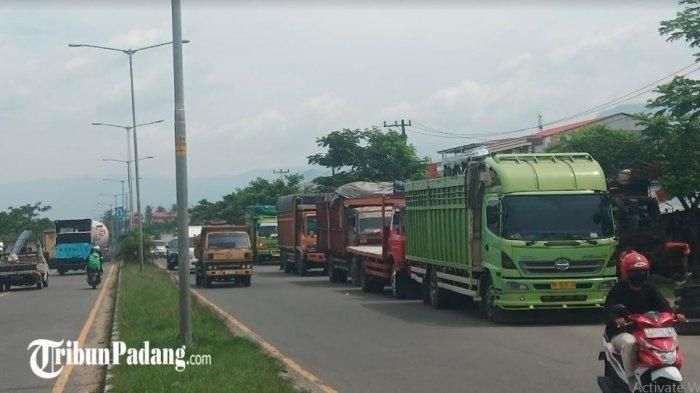 Truk antre solar di SPBU Pisang Jalan By Pass, Kelurahan Pisang, Kecamatan Pauh, Kota Padang, Sumatera Barat, Senin (21/3/2022)