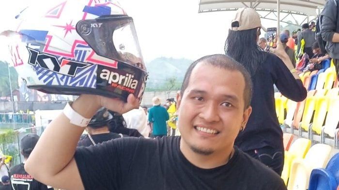 Vian, penonton asal Banyuwangi, Jawa Timur yang mendapat helm milik Aleix Espargaro