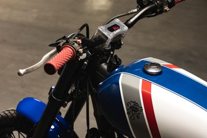 Tangki model kustom dipadukan dengan kokpit minimalis