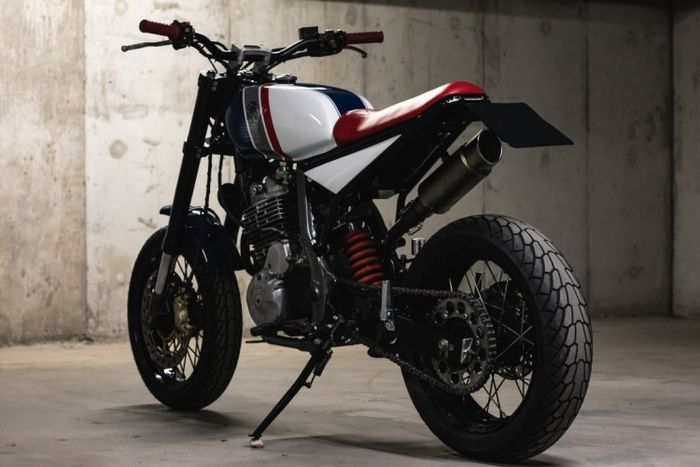 Kedua peleknya sekarang satu ukuran khas supermotard