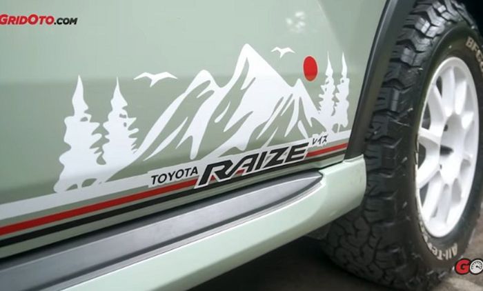 Stiker custom melekat di kedua sisi bodi mobil bagian bawah