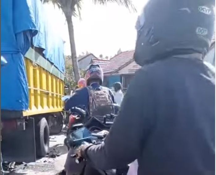 Truk ikut hancur di depan Toyota Kijang Innova Reborn di Waduk Borong, Makassar, Sulawesi Selatan