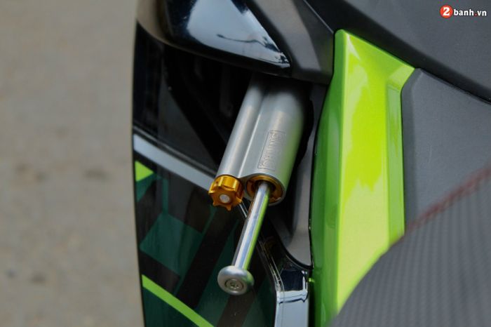 Disematkan juga steering damper Ohlins demi handling yang lebih rigid