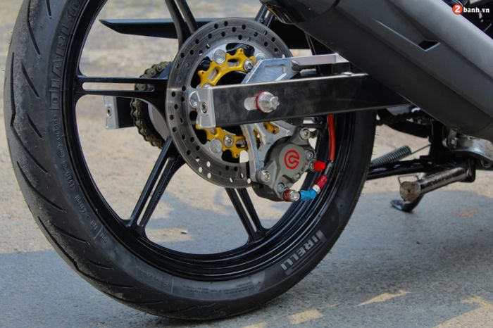 Rem belakang turut mengandalkan kaliper Brembo