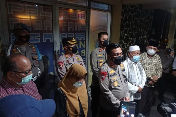 FAM dan Kapolda Sumut, Irjen RZ Panca Simanjuntak saat press conference kasus ruang SPKT ditabrak Honda Scoopy