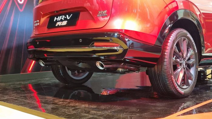 Buritan Honda HR-V RS memiliki knalpot dual exit dan lower bumper agresif.