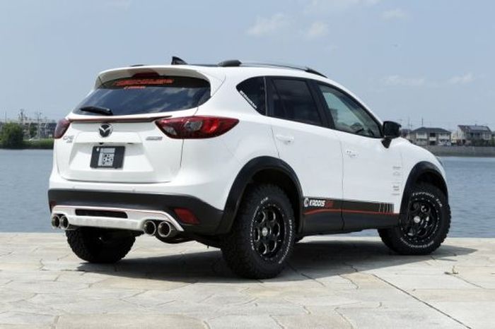 Tampilan belakang modifikasi Mazda CX-5 lama bergaya semi off-road