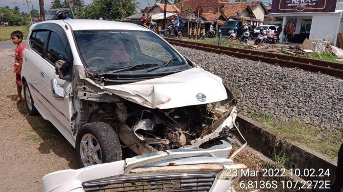 Bodi depan Toyota Agya menganga setelah ditampar kereta api di Selajambe, Sukaluyu, Cianjur, Jawa Barat