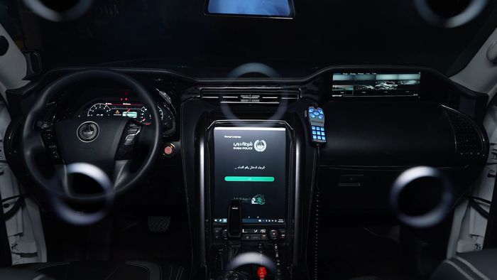 Dasbor full digital dengan layar infotainment sentuj ukuran 16 inci plus satu layar lain di depan penumpang baris pertama