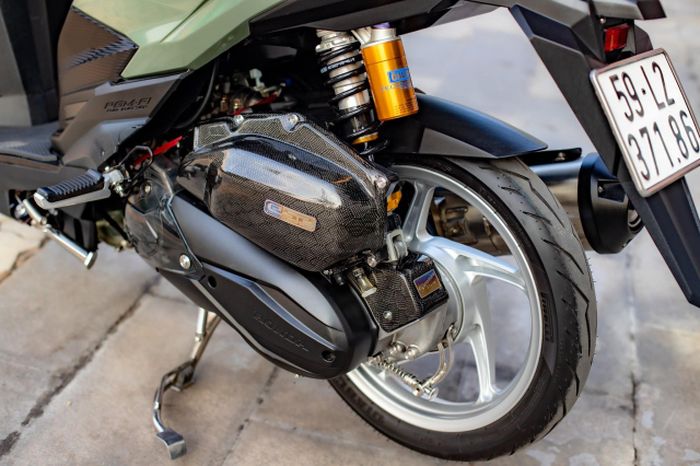 Suspensi belakang diganti dengan shock Ohlins