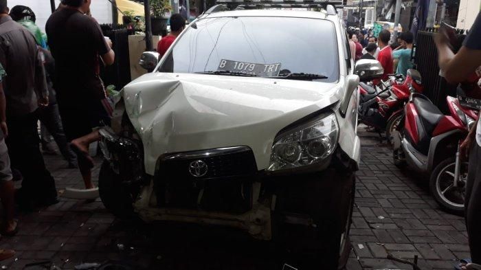 Kondisi Toyota Rush usai tabrak tiga motor dan warung makan di Duren Sawit, Jakarta Timur