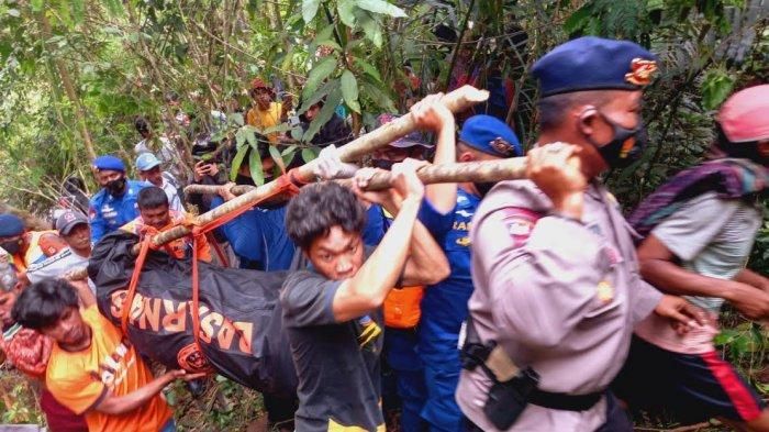 Proses evakuasi jasad korban Kijang Innova terjun ke sungai Mata Allo, Salubarani, Tana Toraja setelah lima hari dinyatakan hilang