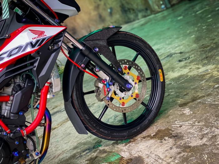 Kaki-kakinya pakai pelek RCB dan kaliper Brembo