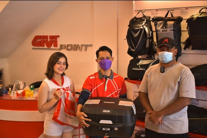 Penyerahan box Givi B45NML kepada salah satu customer yang sudah melakukan pre-order