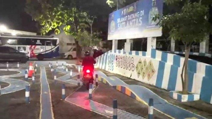 Pemuda Gresik Ini Latihan Ujian Praktik SIM C 16 Kali, Sampai Larut Malam di Kantor Polisi  