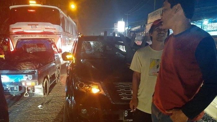 Kondisi Nissan Terra dikemudikan mahasiswa setelah dihancurkan massa di Parung Bogor karena dikejar dari BSD Serpong, Tangsel