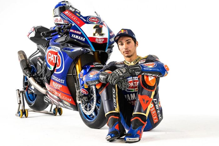 Toprak Razgatlioglu tampil dengan nomor start 1 dan aksen emas di wearpak miliknya sebagai Juara Dunia bertahan WorldSBK.