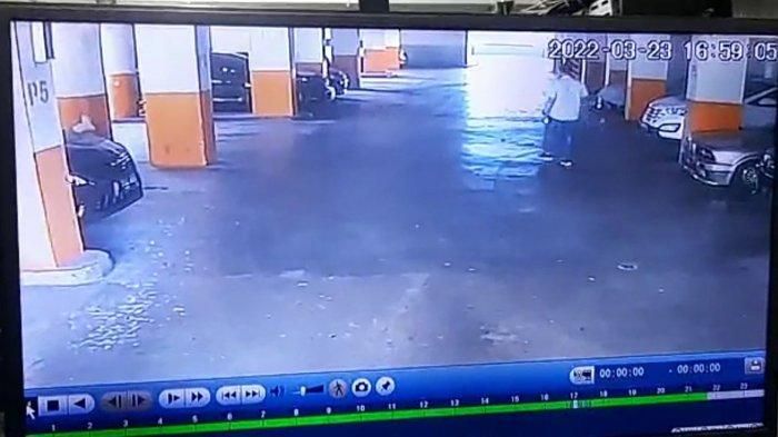 Rekaman CCTV saat korban EJZ keluar dari kabin Daihatsu Xenia sebelum ditemukan tewas