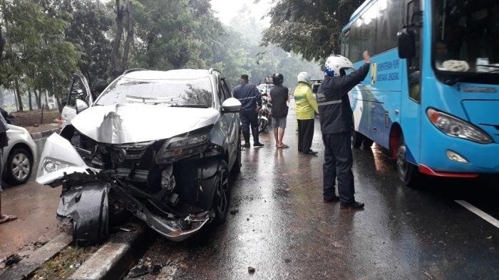 Kondisi Toyota Rush yang nyangkut di beton median jalan