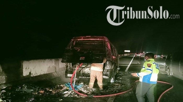 mobil travel yang terbakar di Tol Semarang-Solo