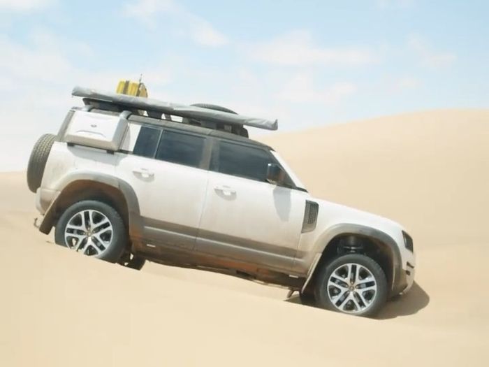 Momen Will Smith mengalami kecelakaan ketika mengemudikan Range Rover Defender 110 di tengah Gurun Namib.